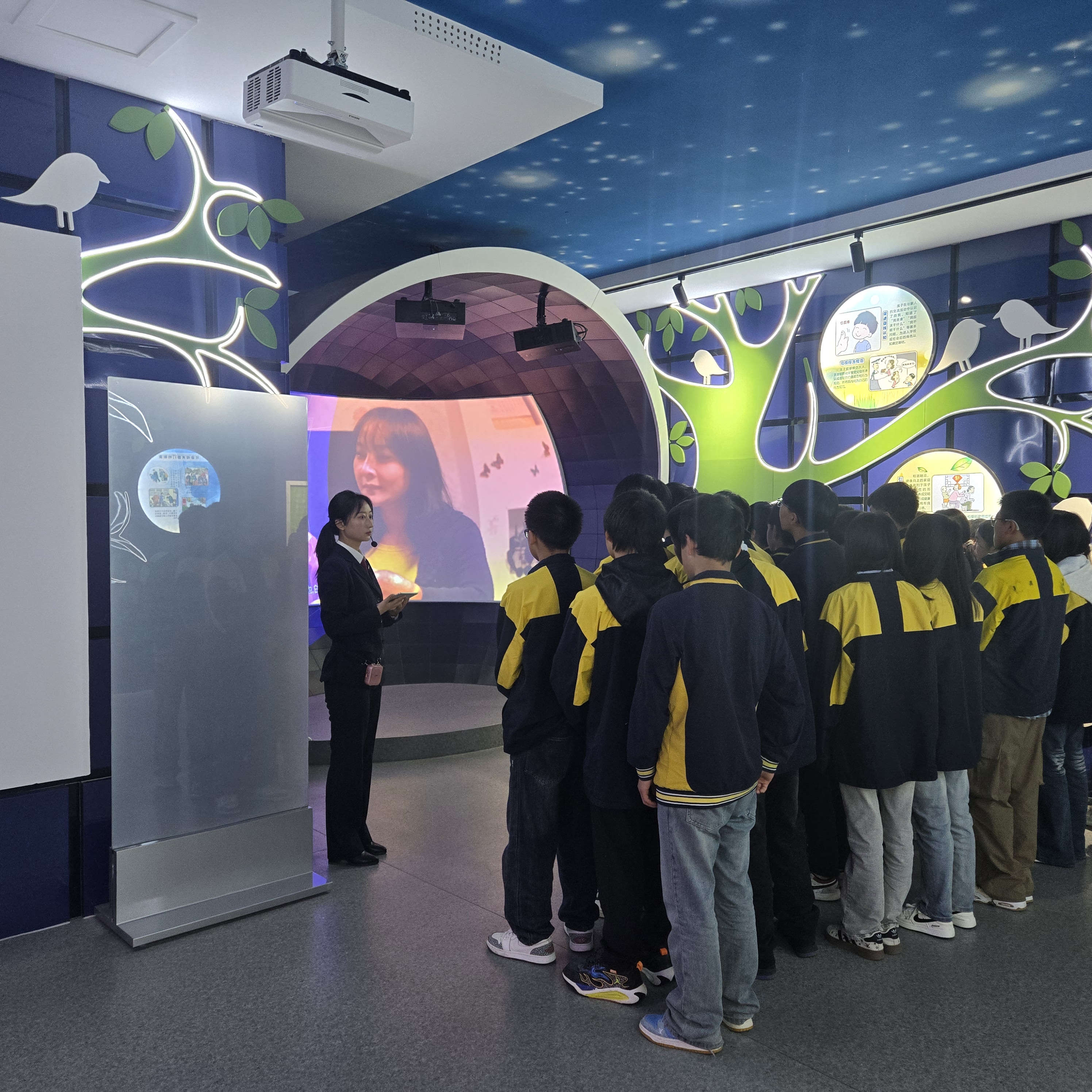 参观青少年法治教育基地.jpg