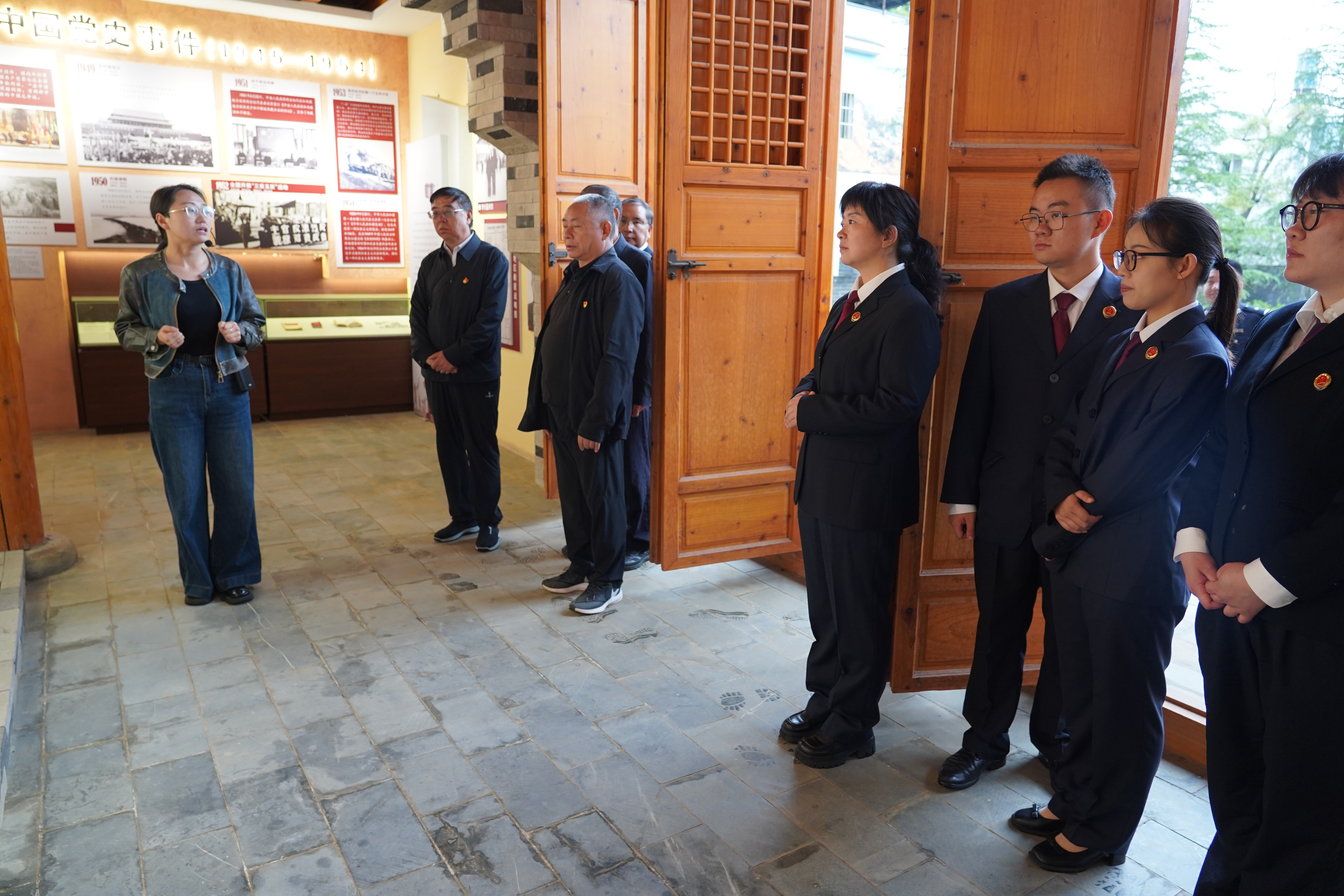 参观地下党活动遗址3.JPG
