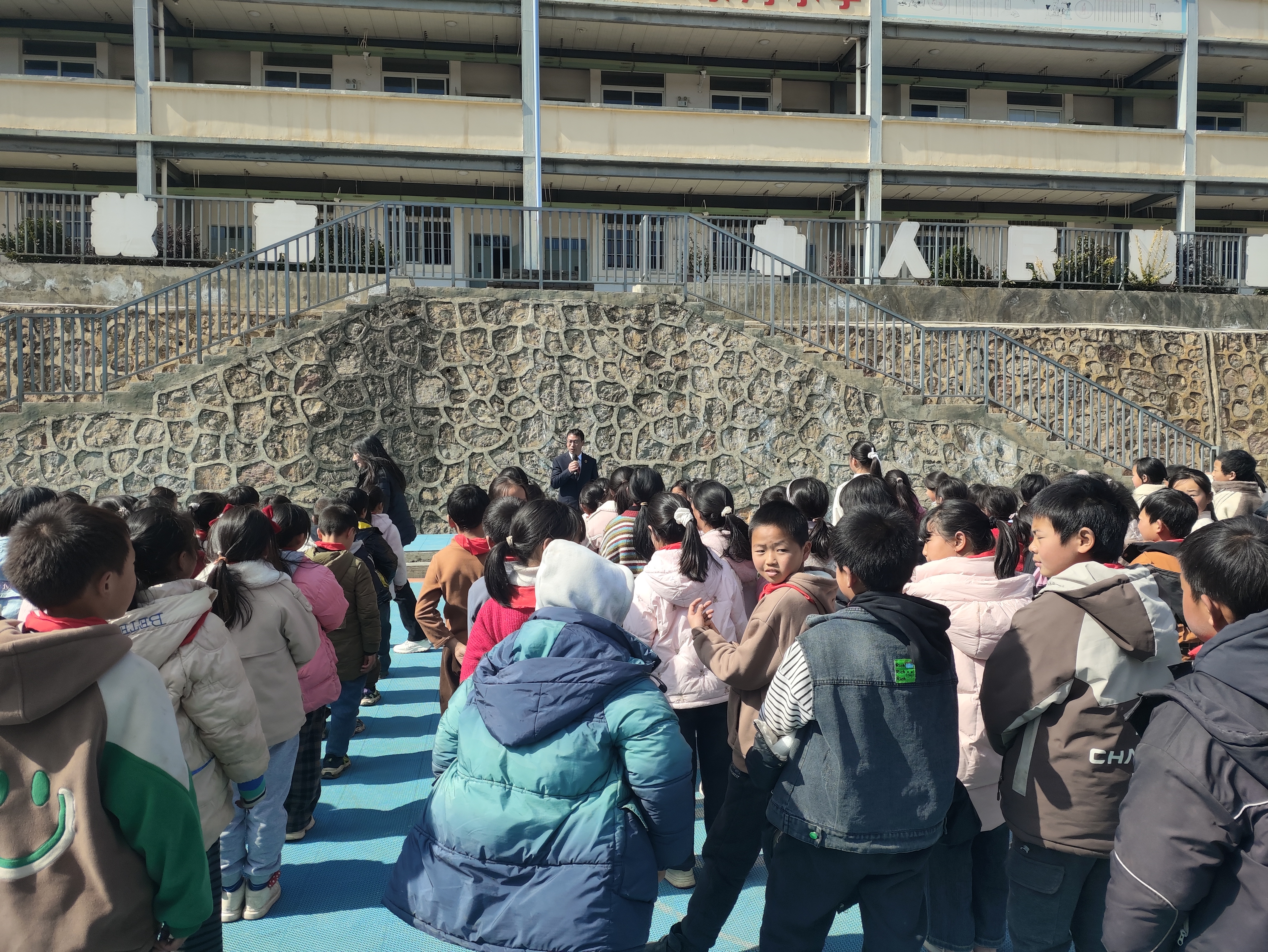 学生认真听课.jpg