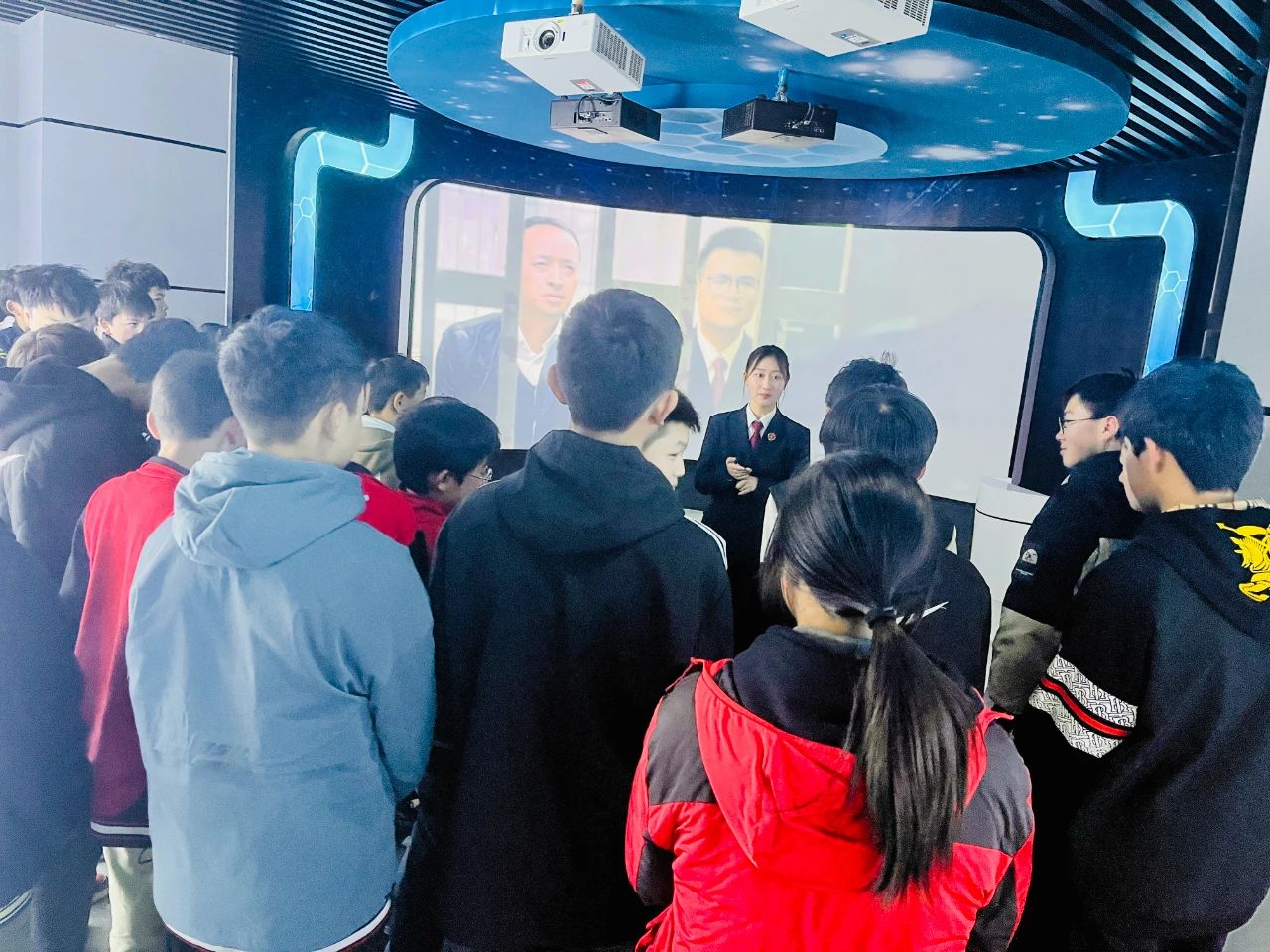 参观青少年法治教育基地1.jpg