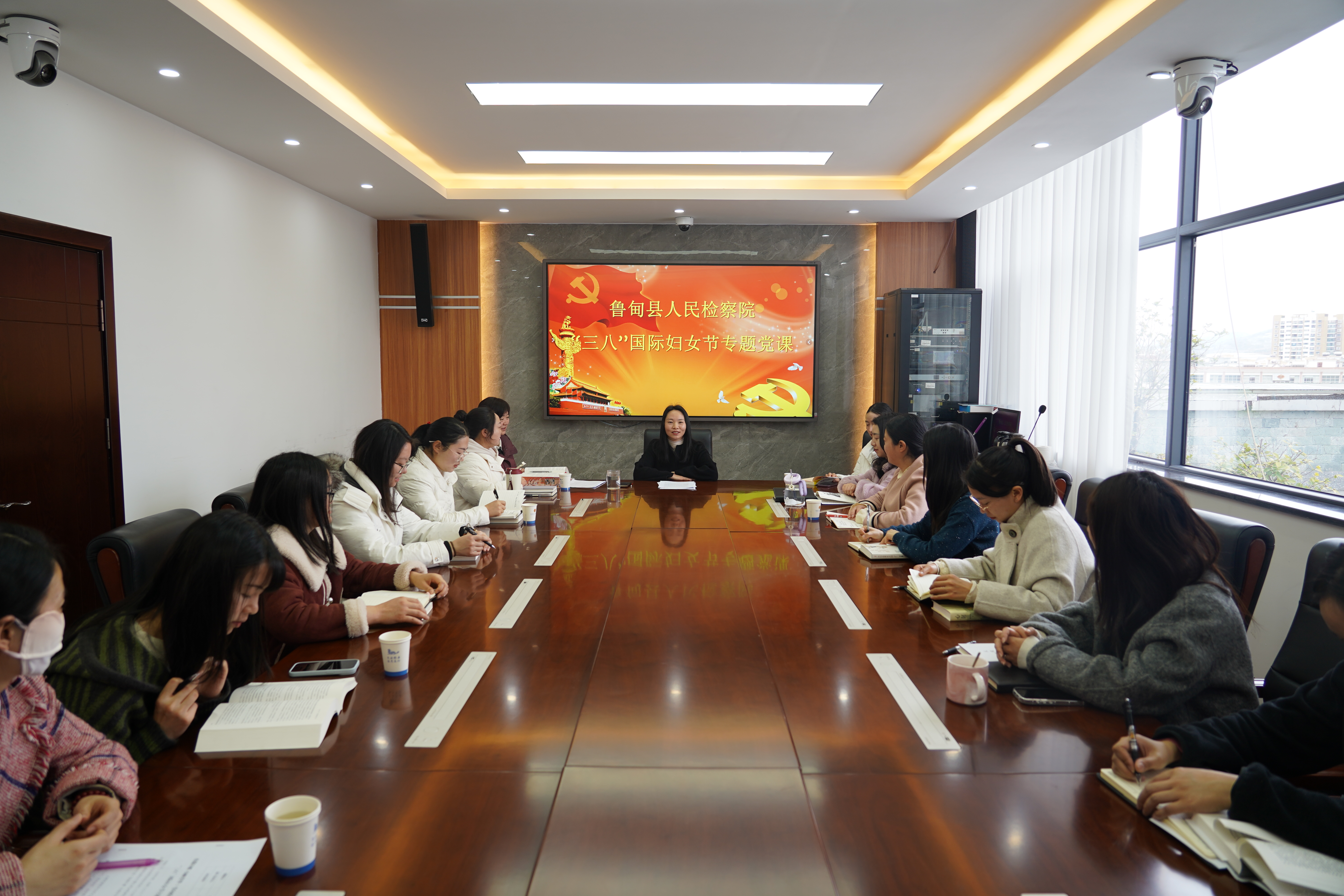 专题党课全景.JPG