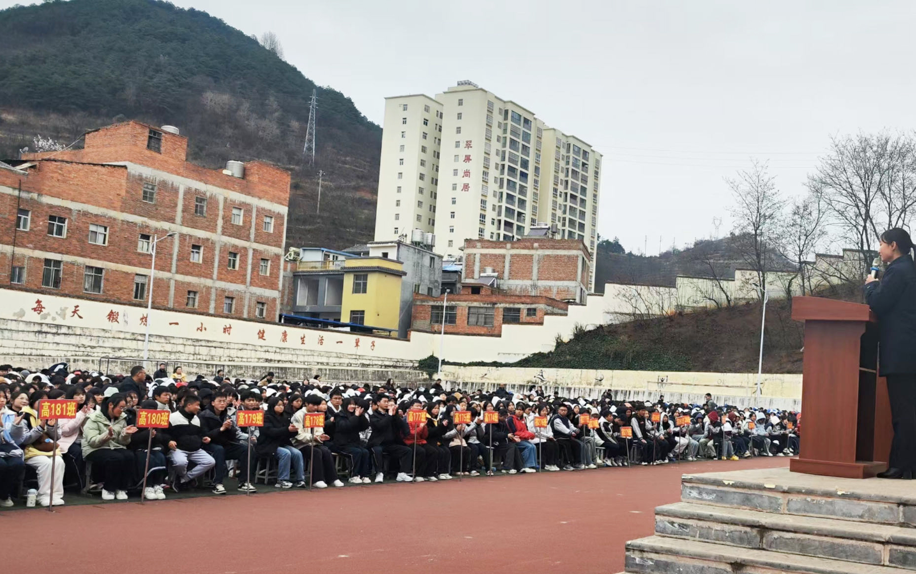学生认真听课.jpg