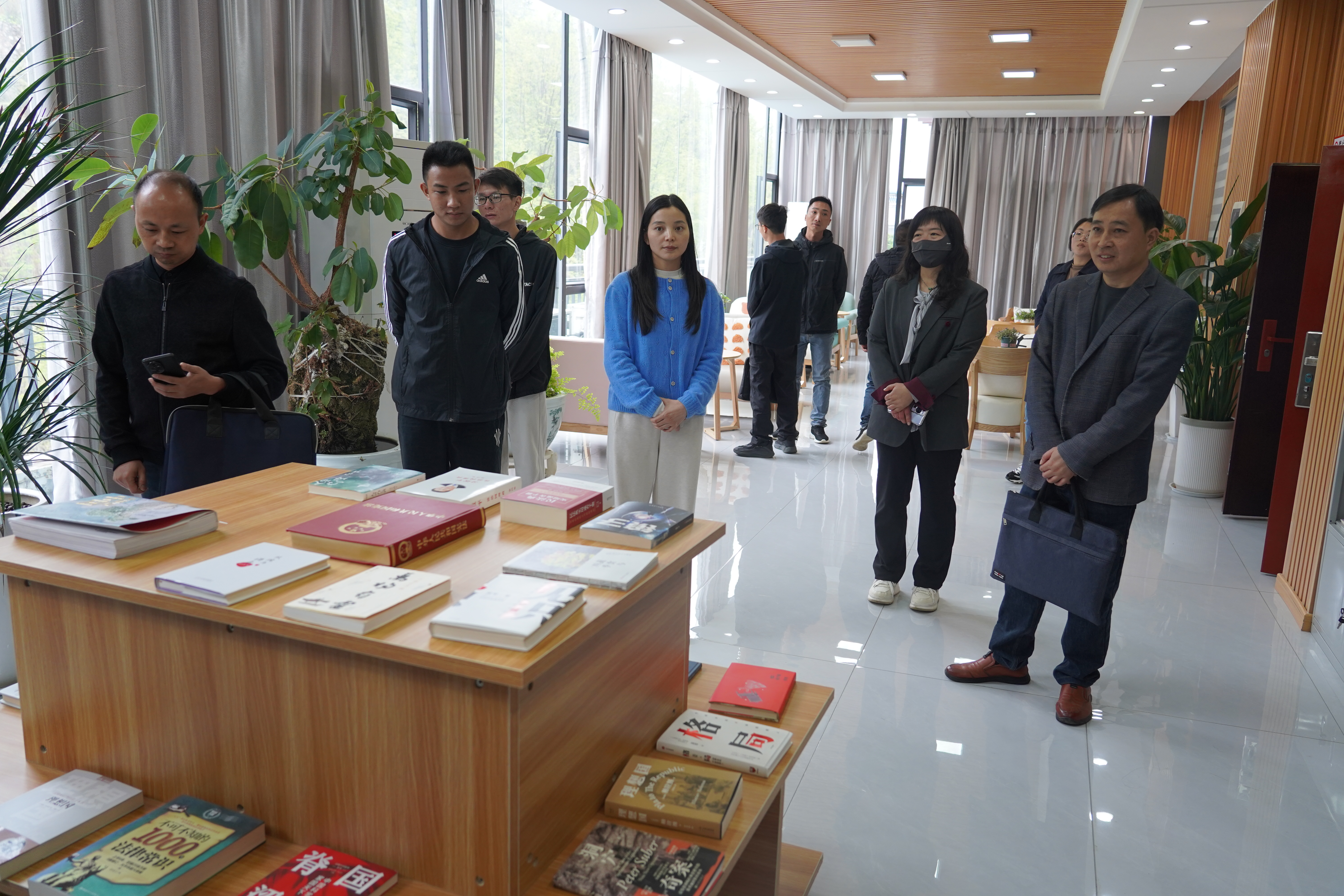 参观文化长廊1.jpg