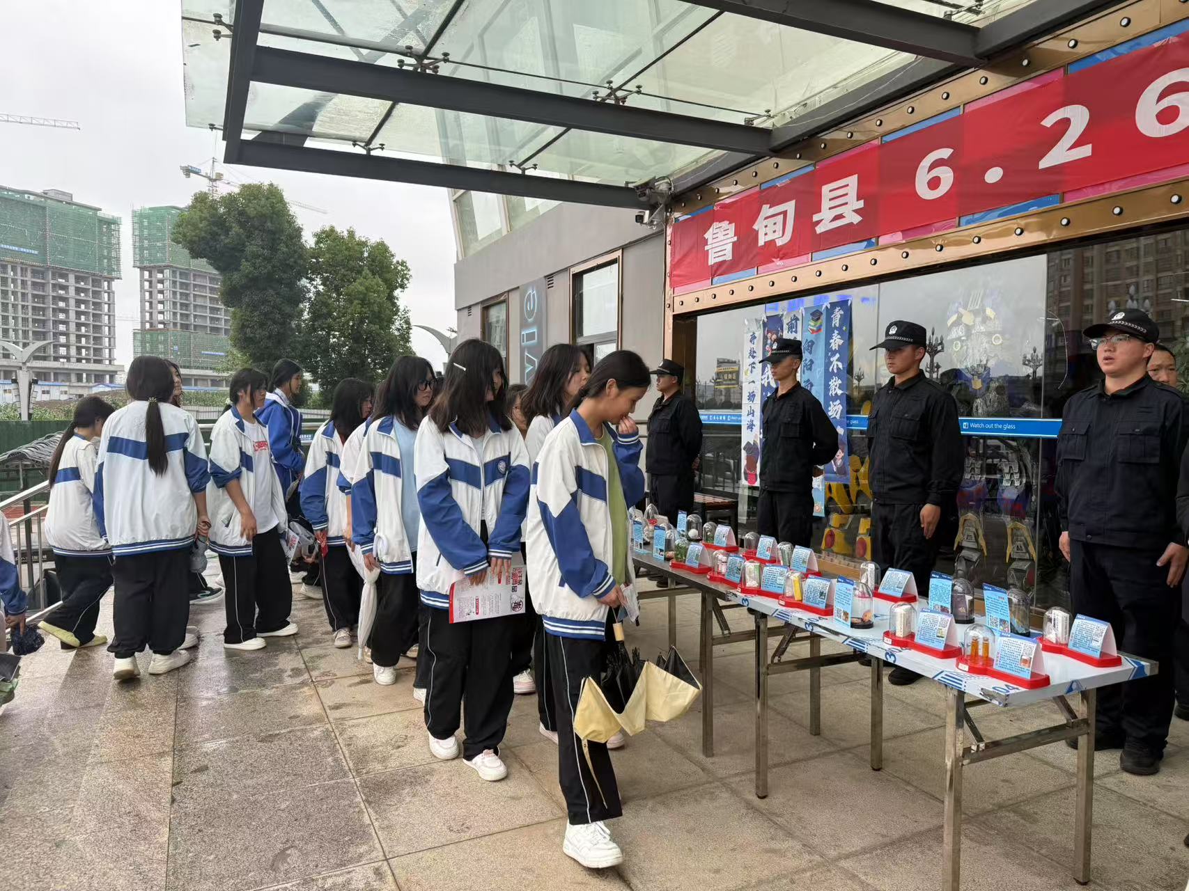发放宣传册2.jpg