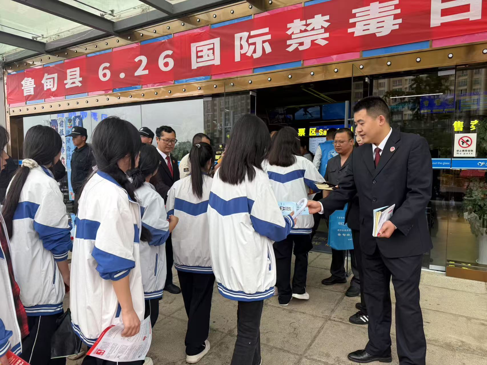 发放宣传册1.jpg