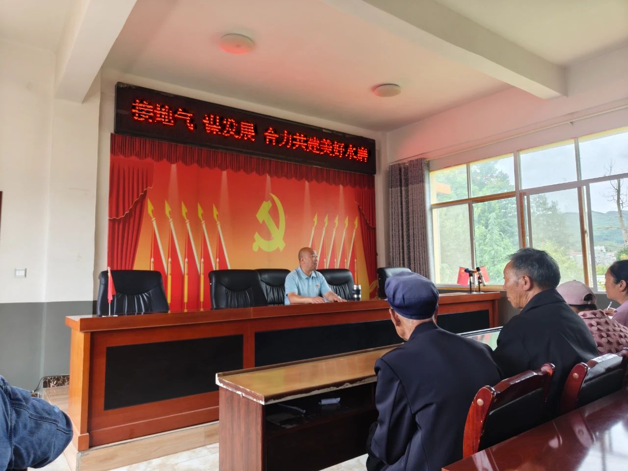 上党课中.jpg