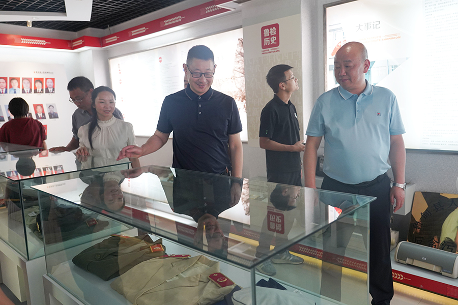 参观院史陈列室(1).jpg